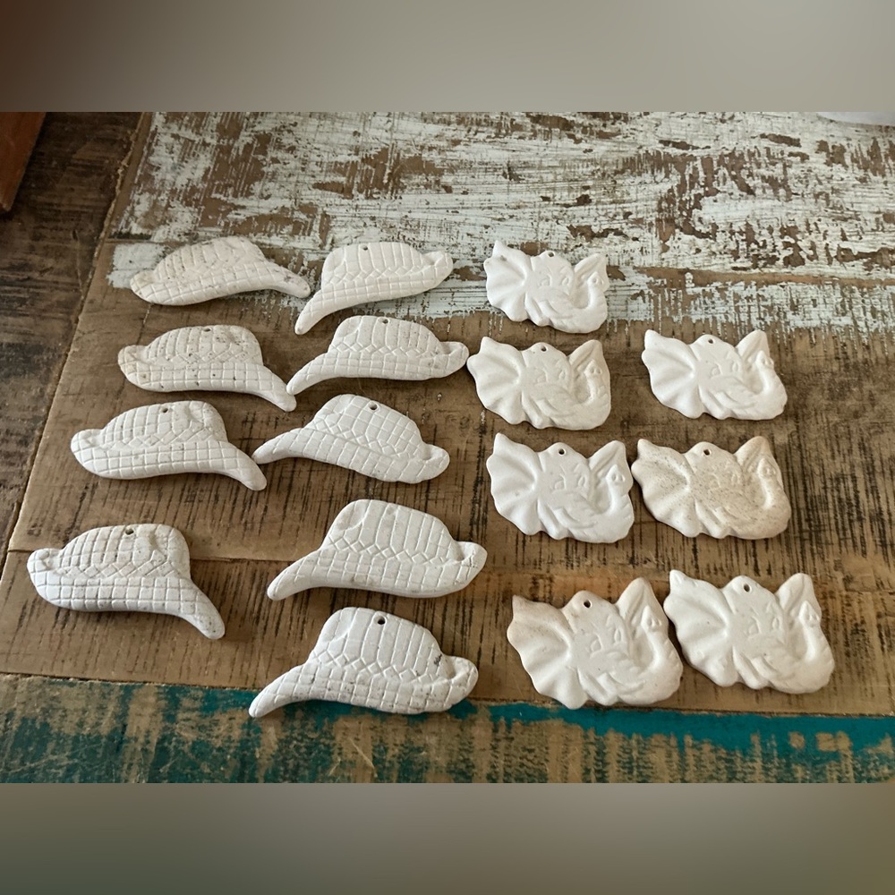 Alabama Ceramic Ornaments 8 Bear Bryant hats & 7 elephants.